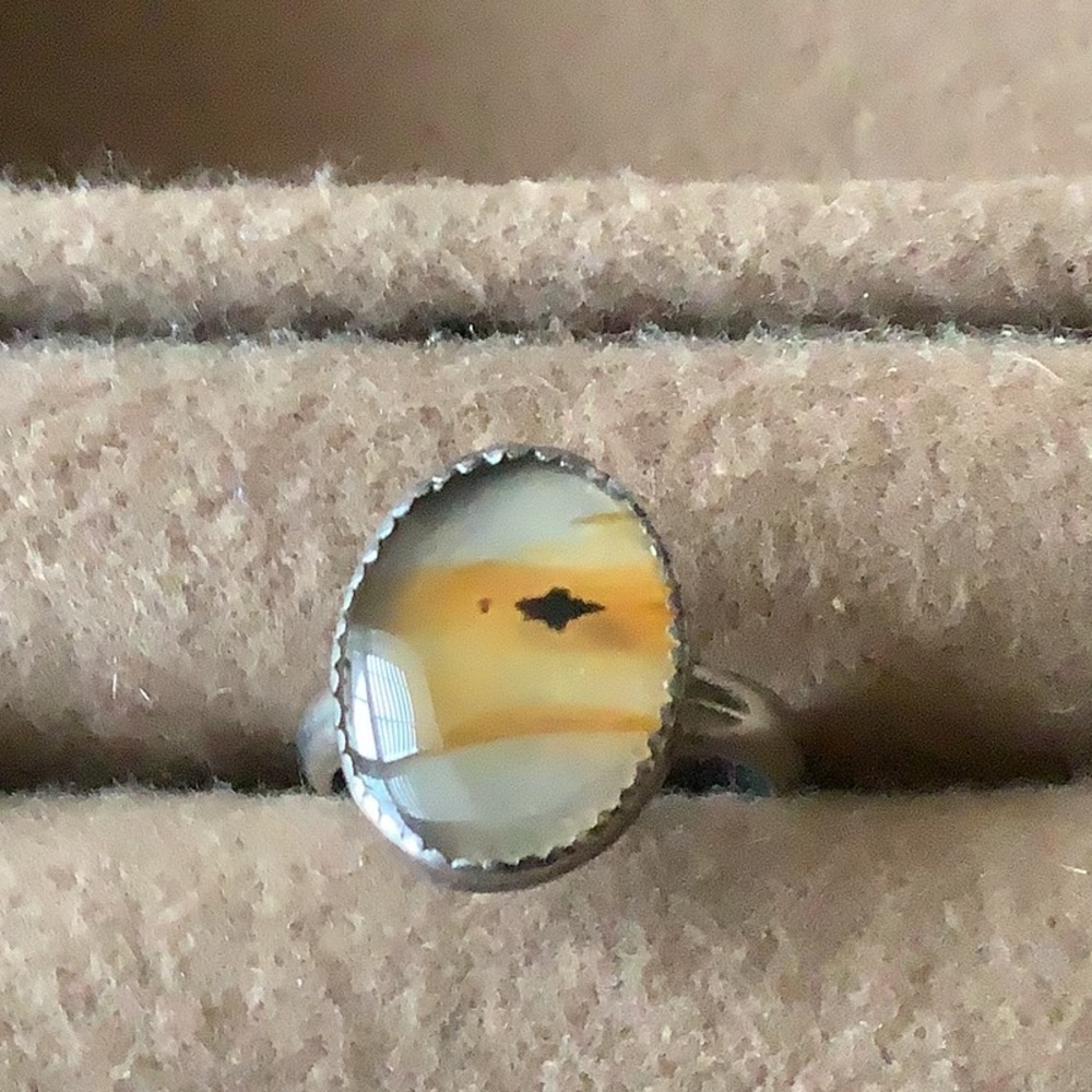 Montana agate stone set in silver. Size 5.